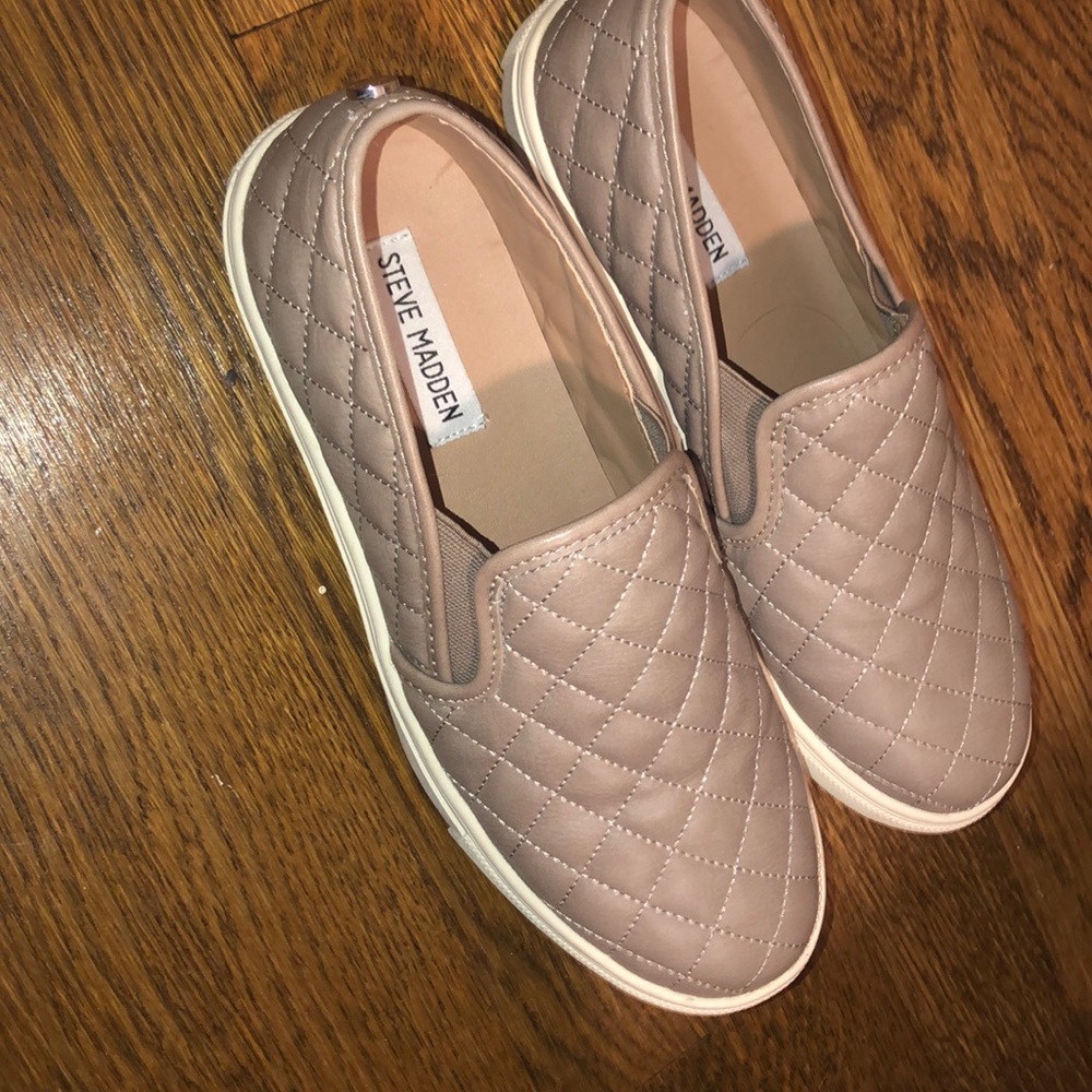 Steve Madden tan quilted sneaker